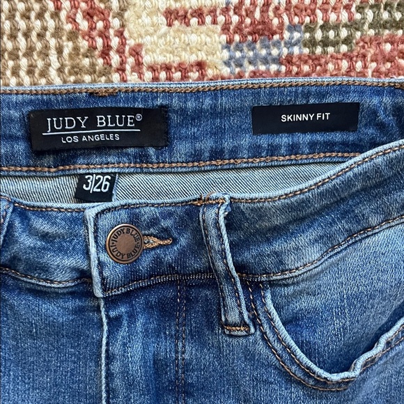 Judy Blue Light Wash Skinny Fit Jean Size 3/26 - Picture 2 of 11